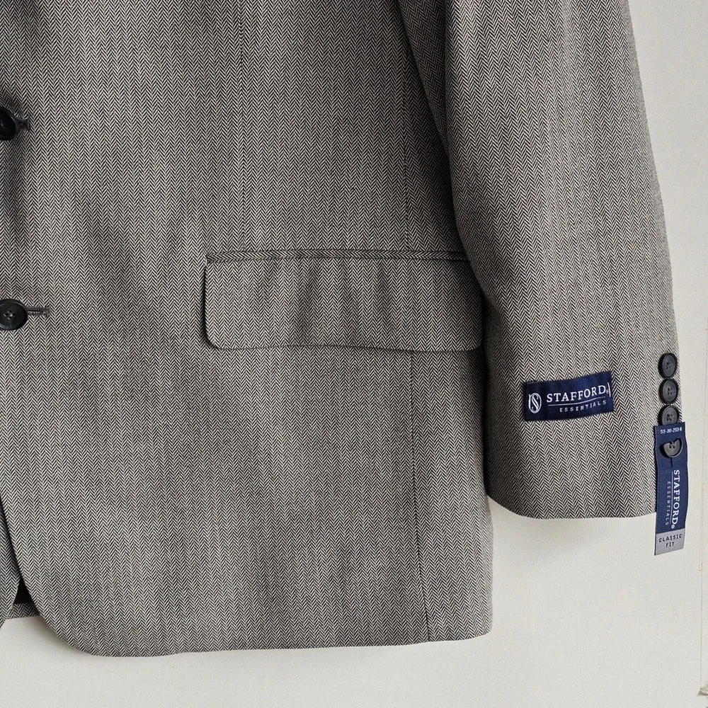 Stafford Essentials Men's Gray Herringbone Classic Fit Sports Coat 42‎ Short NWT
